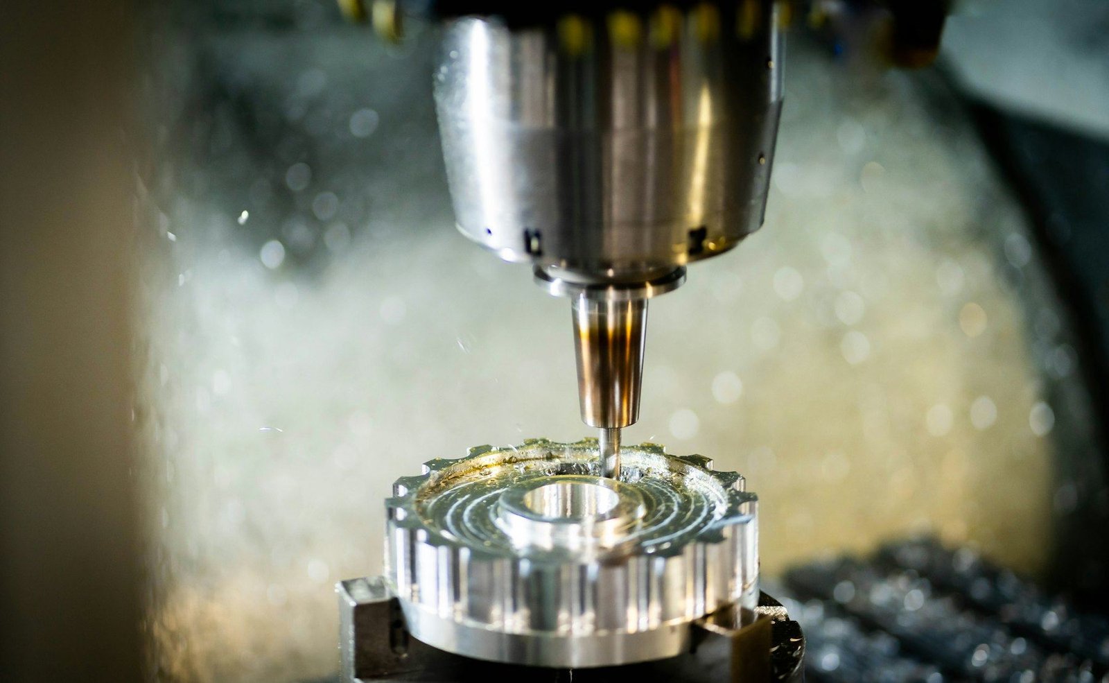 Fresadora CNC mecanizando una pieza metálica